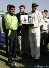 WAsim Akram recieving the award