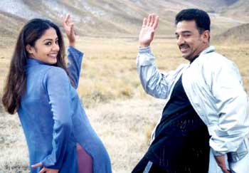 Kamal Haasan and Jyotika in Thenali 