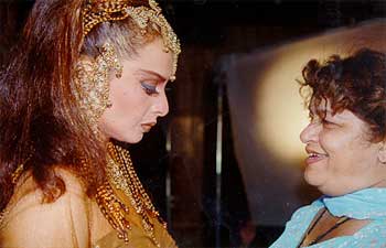 Rekha with dance director Saroj Khan on the sets of Mujhe Meri Biwi Se Bachao