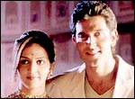 Esha Deol and Hrithik Roshan in Na Tum Jaano Na Hum