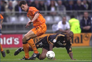 Nicolas Anelka of Real Madrid clashes with Mauricio Pellegrino of Valencia