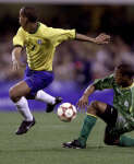 South Africa's David Kannemeyer (L) and Brazil's Ronaldinho battle for possession. REUTERS/Greg White 