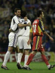 Real Madrid's Fernando Hierro (L) hugs team mate Raul (C) 